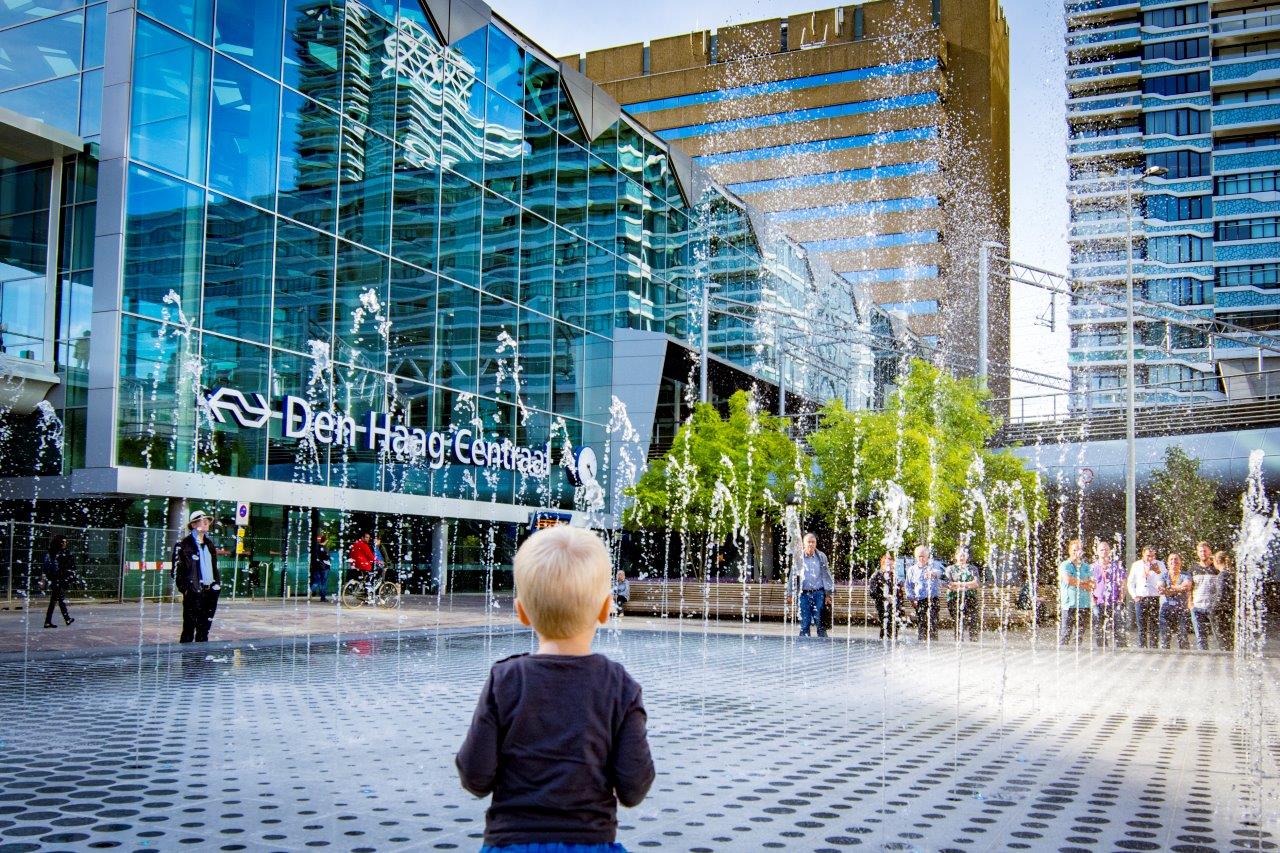 169 spuiters voor Fontein Anna van Buerenplein Den Haag